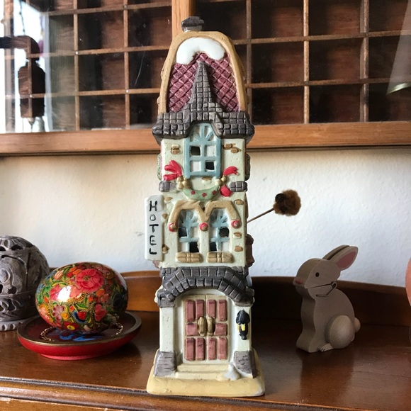 Christmas Hotel porcelain Statue Holiday - Picture 1 of 8